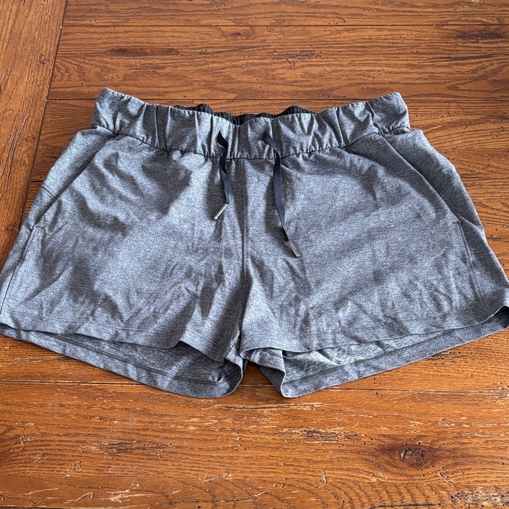 Lululemon On The Fly Short *2.5" Inseam Heathered Black Women’s Workout Size 8 - Picture 2 of 13